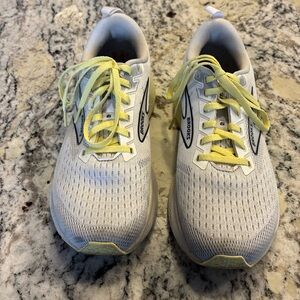 Women’s Brooks Levitate 6. Size 8.5